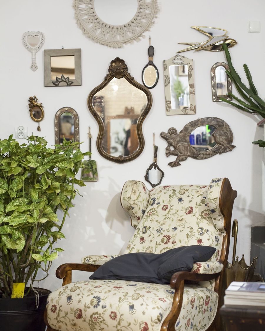 Kącik z kolekcją luster i fotelem w salonie